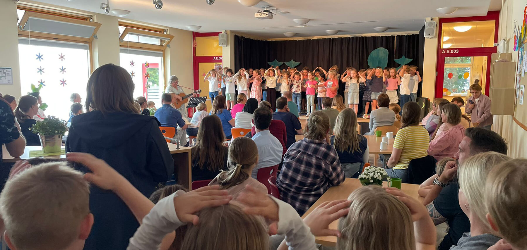 Feuerwehr bringt den Schülern eine Erfrischung mit dem Wasserschlauch