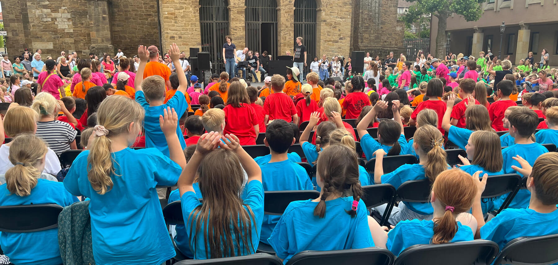 Schüler vor dem Mindener Dom singen gemeinsam