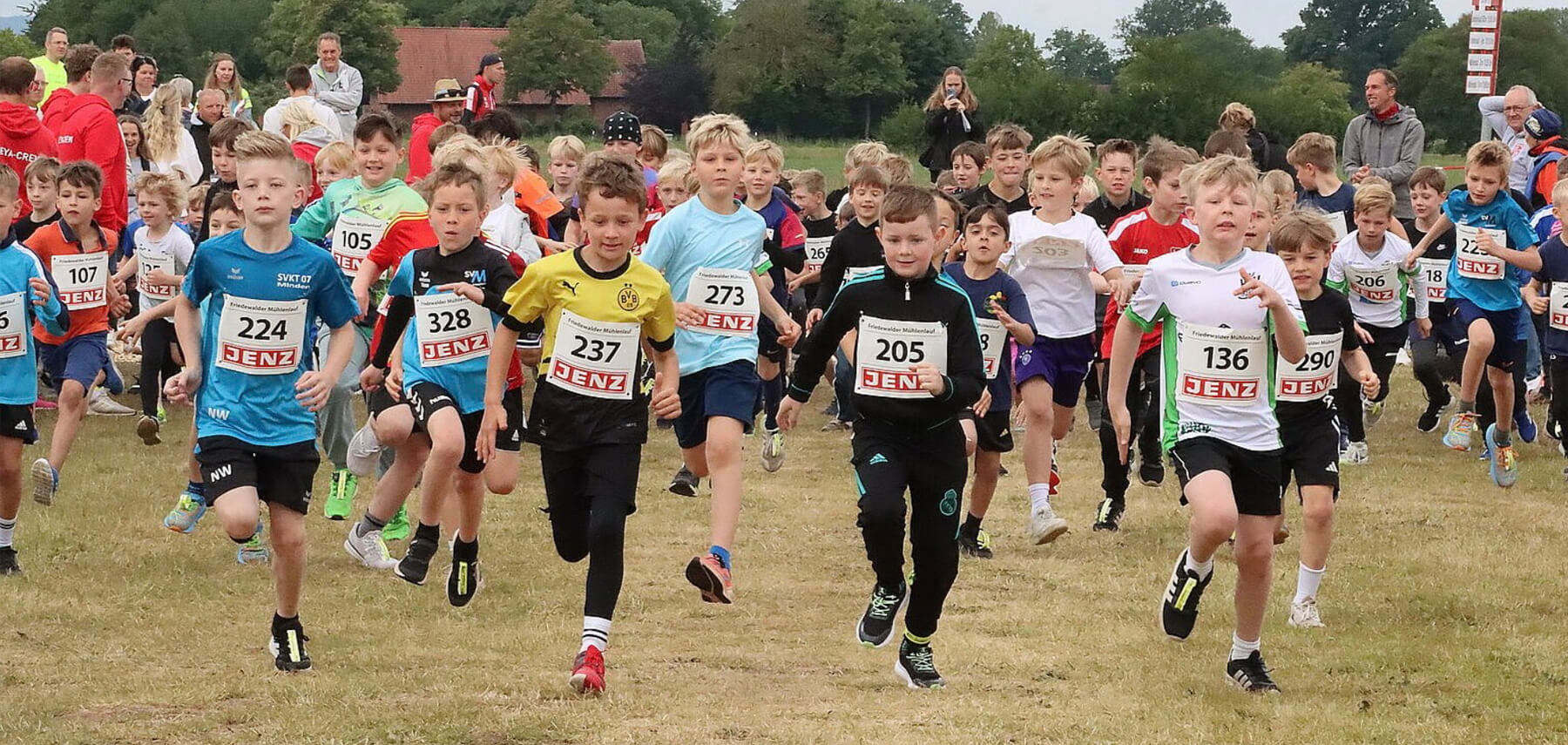 Kinder laufen um die Wette