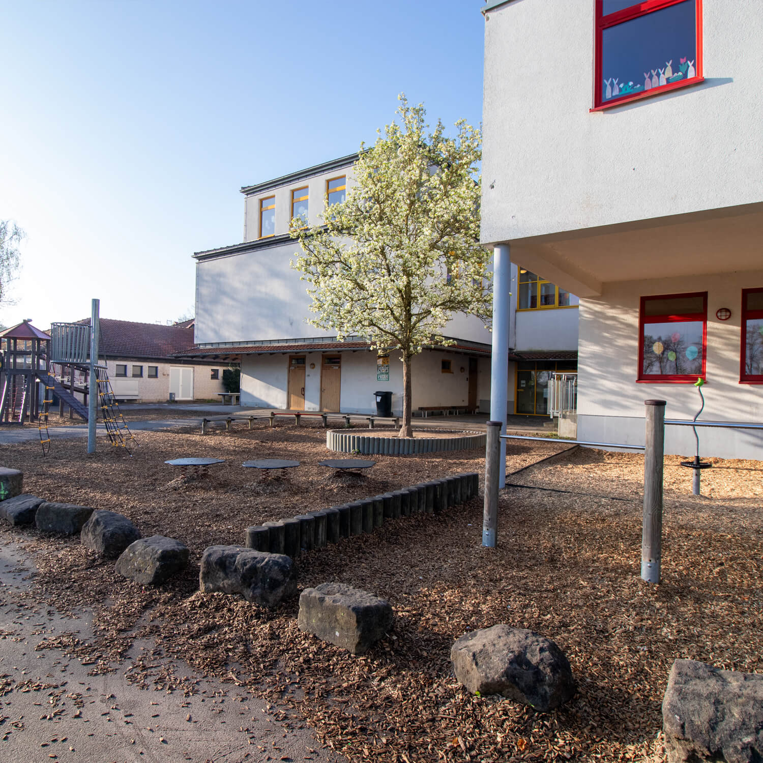 nahaufnahme der grundschule - spielgelände