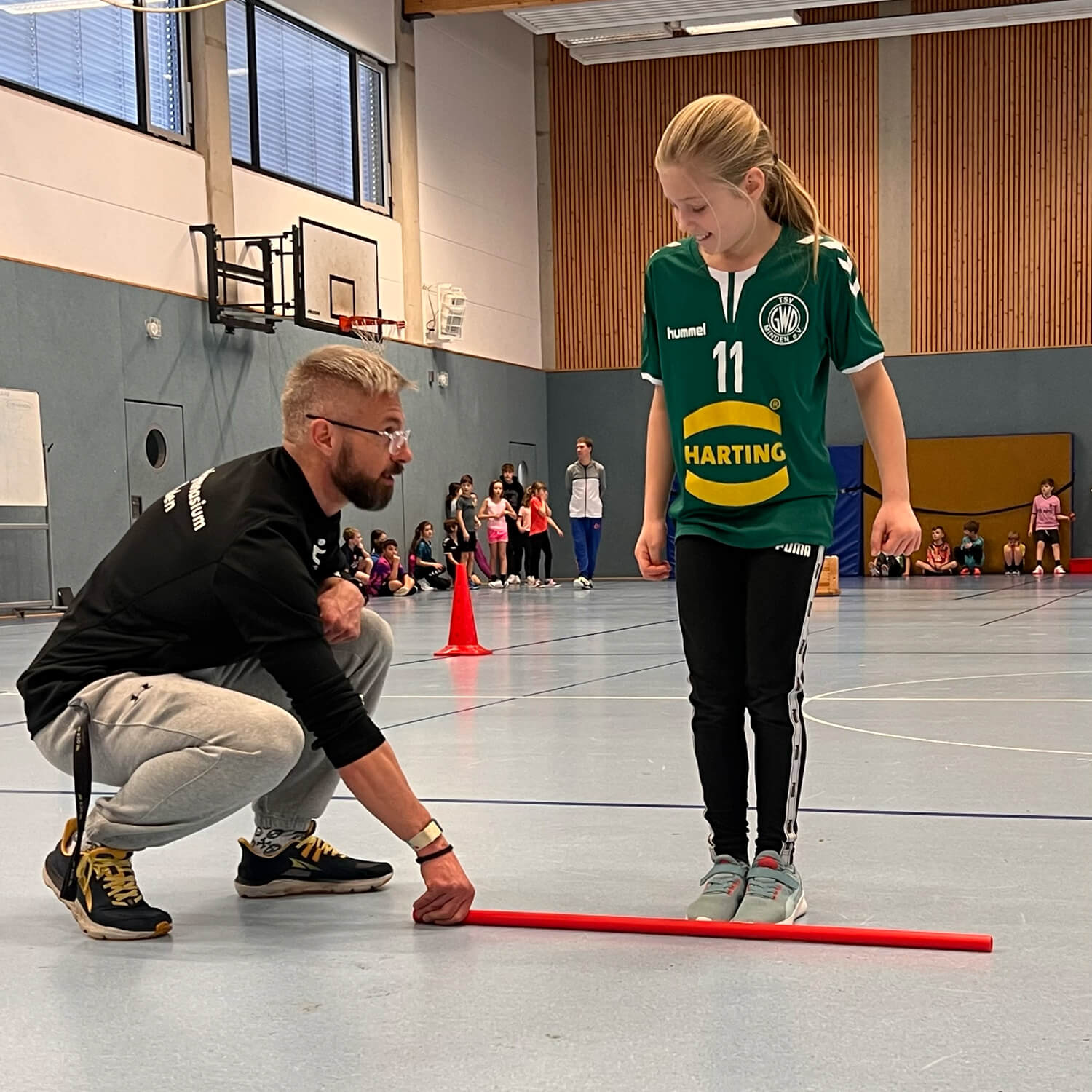 schülerin beim sporttest