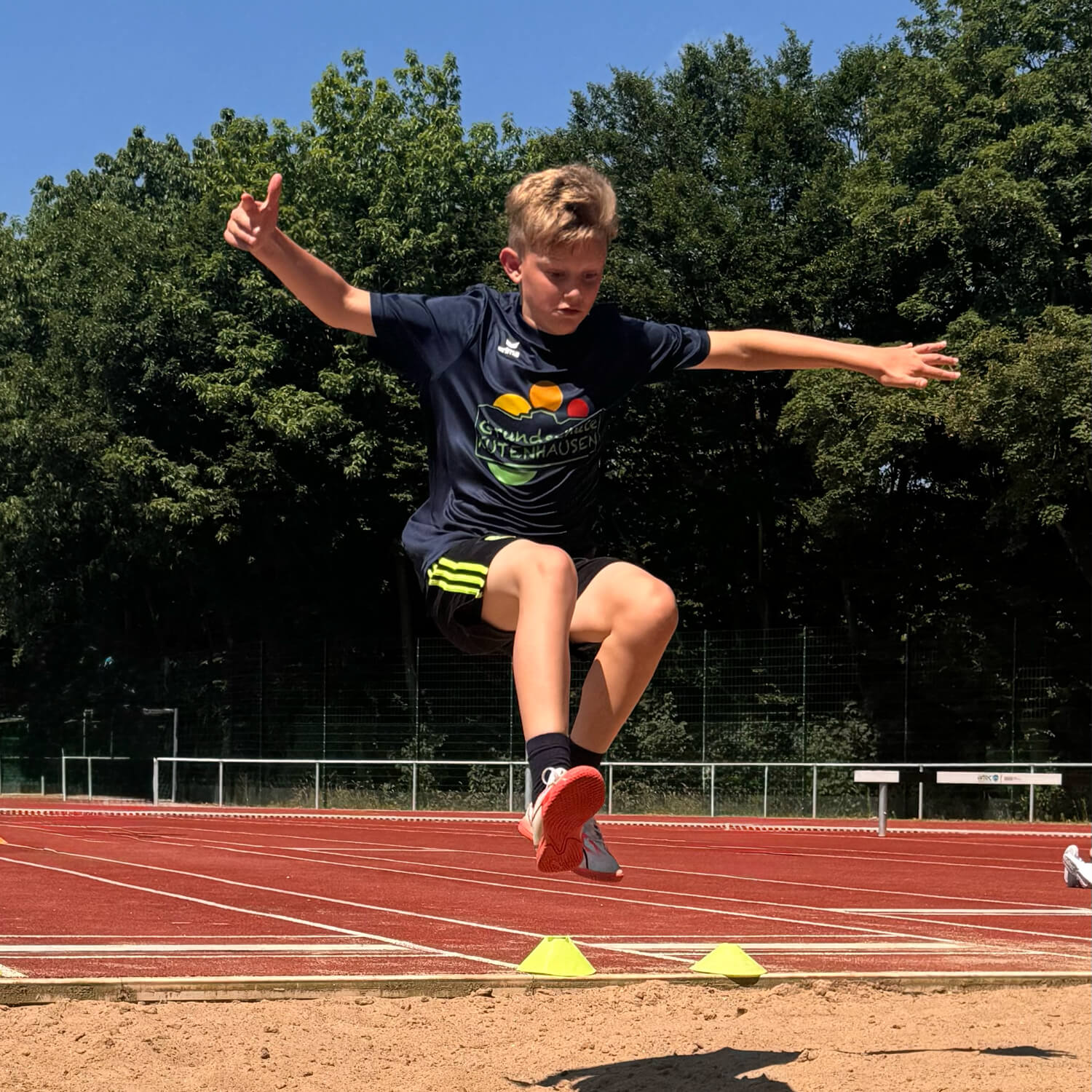 schüler beim weitsprung