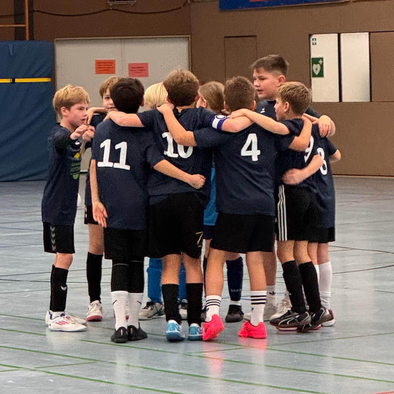 schüler bilden eine gruppe vor dem fussballspiel