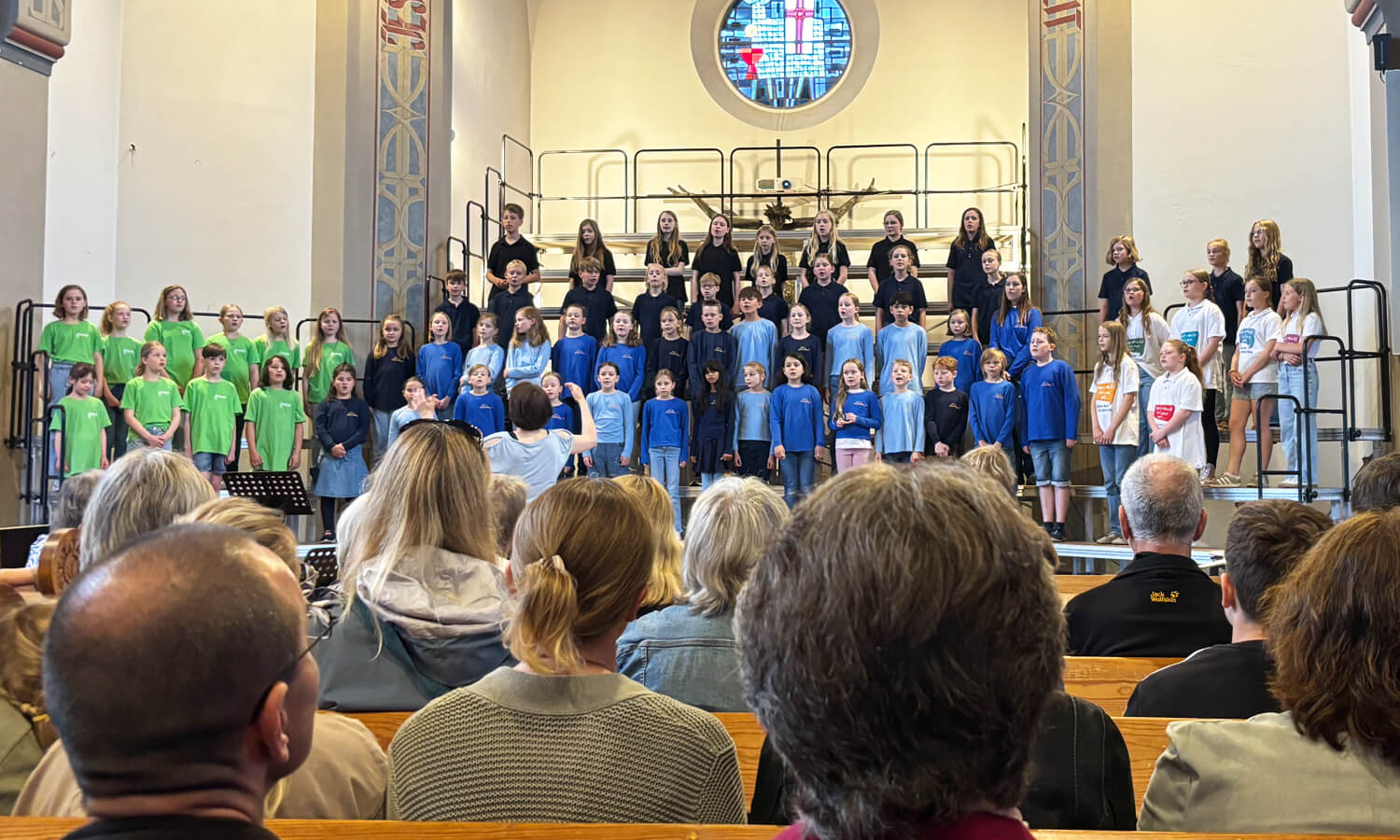 Chor singt in Kirche