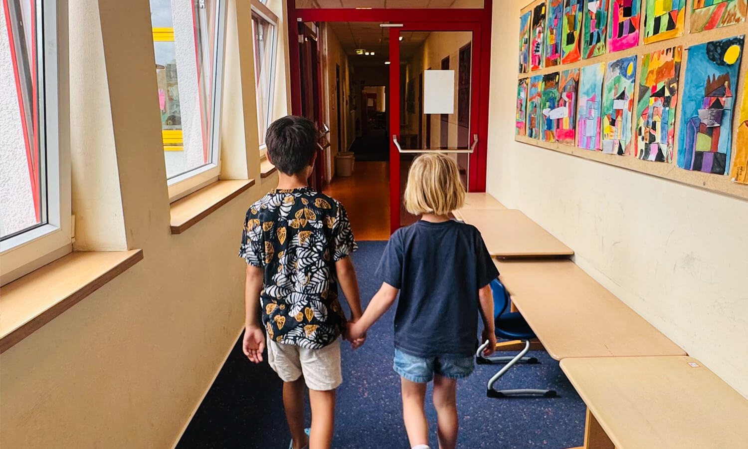 schüler gehen hand in hand den flur entlang