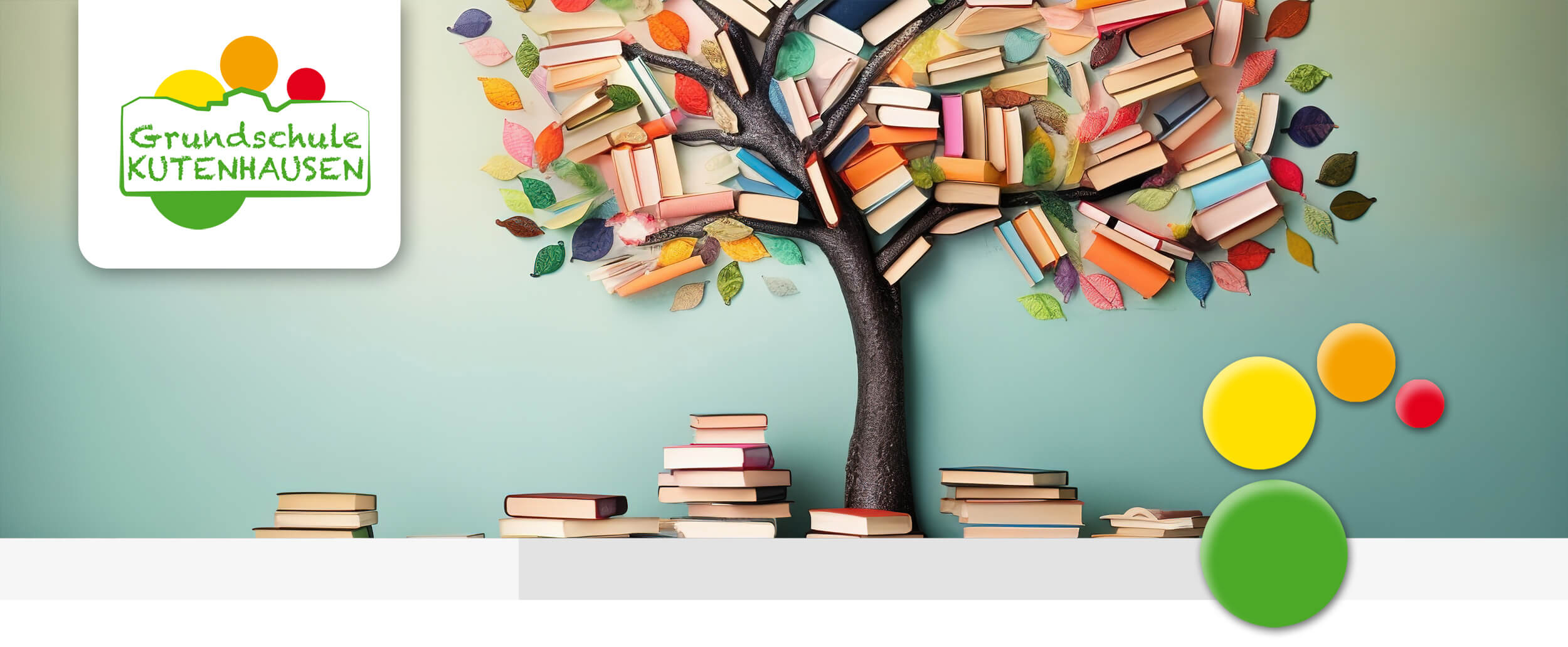 künstlicher Baum mit vielen Büchern darin und darunter